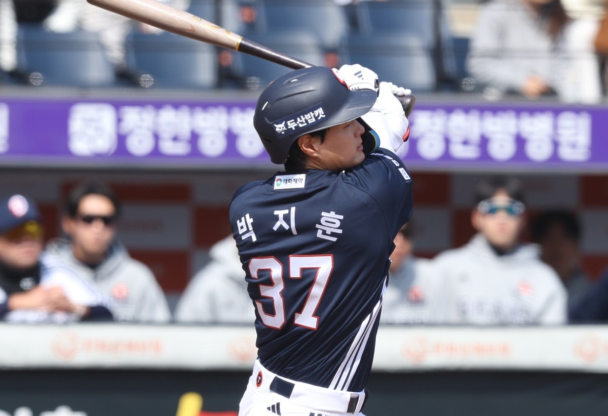 두산 베어스가 8회 매서운 공격력을 집중하면서 한화 이글스를 역전승으로 꺾었다. 한화는 베테랑 손아섭의 초반 활약상에 힘입어 앞서 나갔지만, 경기 후반 불펜진 방화에 아쉬움을 남겼다. 두산은 16일 대전 한화생명볼파크에서 2026 신한 SOL뱅크 KBO 시범경기 한화와 원정 경기를 치러 8-4로 승리했다. 시범경기 2연승을 달린 두산은 4승1패로 단독 2위 자리를 수성했다. 두산 베어스