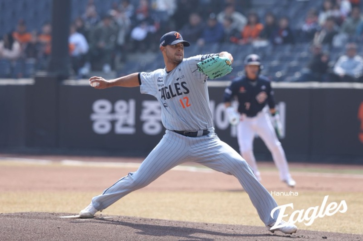 두산 베어스가 8회 매서운 공격력을 집중하면서 한화 이글스를 역전승으로 꺾었다. 한화는 베테랑 손아섭의 초반 활약상에 힘입어 앞서 나갔지만, 경기 후반 불펜진 방화에 아쉬움을 남겼다. 두산은 16일 대전 한화생명볼파크에서 2026 신한 SOL뱅크 KBO 시범경기 한화와 원정 경기를 치러 8-4로 승리했다. 시범경기 2연승을 달린 두산은 4승1패로 단독 2위 자리를 수성했다. 한화 이글스