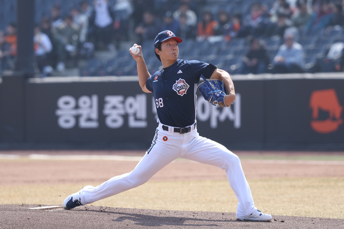 두산 베어스가 8회 매서운 공격력을 집중하면서 한화 이글스를 역전승으로 꺾었다. 한화는 베테랑 손아섭의 초반 활약상에 힘입어 앞서 나갔지만, 경기 후반 불펜진 방화에 아쉬움을 남겼다. 두산은 16일 대전 한화생명볼파크에서 2026 신한 SOL뱅크 KBO 시범경기 한화와 원정 경기를 치러 8-4로 승리했다. 시범경기 2연승을 달린 두산은 4승1패로 단독 2위 자리를 수성했다. 두산 베어스