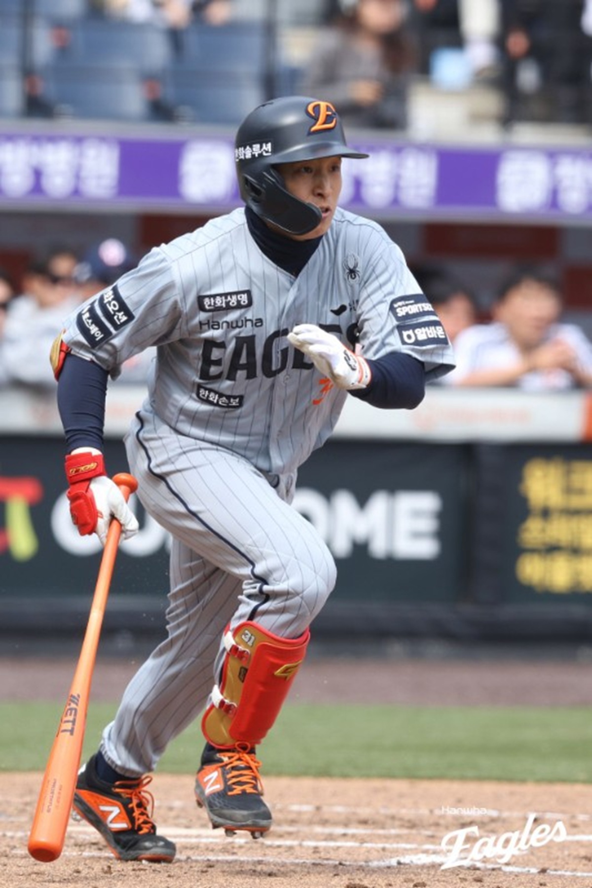 두산 베어스가 8회 매서운 공격력을 집중하면서 한화 이글스를 역전승으로 꺾었다. 한화는 베테랑 손아섭의 초반 활약상에 힘입어 앞서 나갔지만, 경기 후반 불펜진 방화에 아쉬움을 남겼다. 두산은 16일 대전 한화생명볼파크에서 2026 신한 SOL뱅크 KBO 시범경기 한화와 원정 경기를 치러 8-4로 승리했다. 시범경기 2연승을 달린 두산은 4승1패로 단독 2위 자리를 수성했다. 한화 이글스