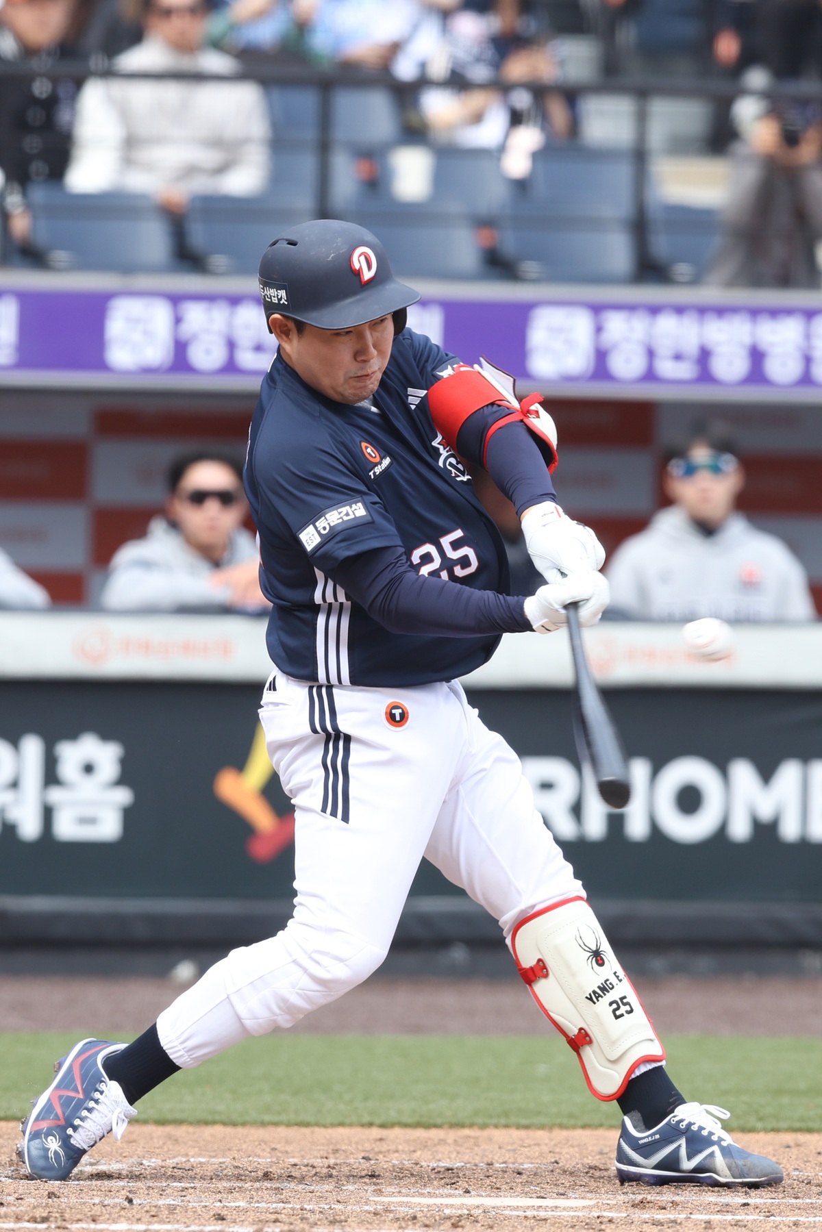 두산 베어스가 8회 매서운 공격력을 집중하면서 한화 이글스를 역전승으로 꺾었다. 한화는 베테랑 손아섭의 초반 활약상에 힘입어 앞서 나갔지만, 경기 후반 불펜진 방화에 아쉬움을 남겼다. 두산은 16일 대전 한화생명볼파크에서 2026 신한 SOL뱅크 KBO 시범경기 한화와 원정 경기를 치러 8-4로 승리했다. 시범경기 2연승을 달린 두산은 4승1패로 단독 2위 자리를 수성했다. 두산 베어스