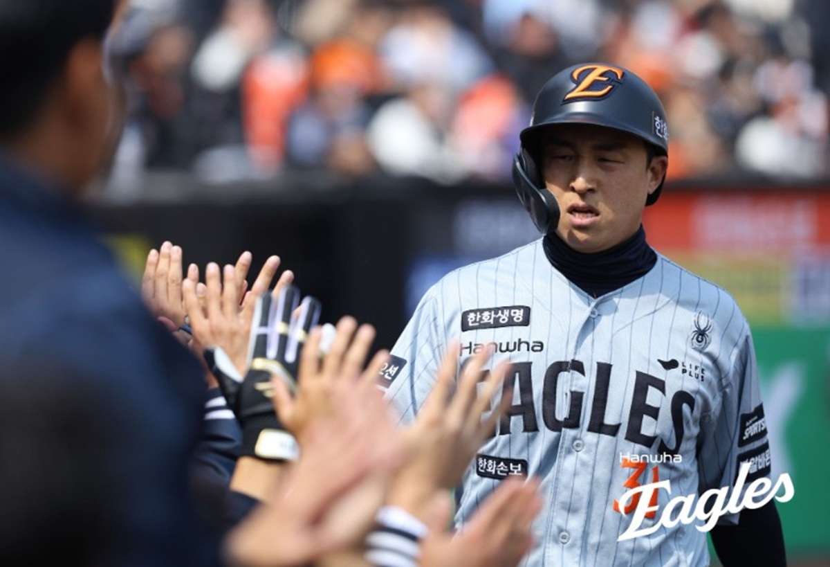 두산 베어스가 8회 매서운 공격력을 집중하면서 한화 이글스를 역전승으로 꺾었다. 한화는 베테랑 손아섭의 초반 활약상에 힘입어 앞서 나갔지만, 경기 후반 불펜진 방화에 아쉬움을 남겼다. 두산은 16일 대전 한화생명볼파크에서 2026 신한 SOL뱅크 KBO 시범경기 한화와 원정 경기를 치러 8-4로 승리했다. 시범경기 2연승을 달린 두산은 4승1패로 단독 2위 자리를 수성했다. 한화 이글스