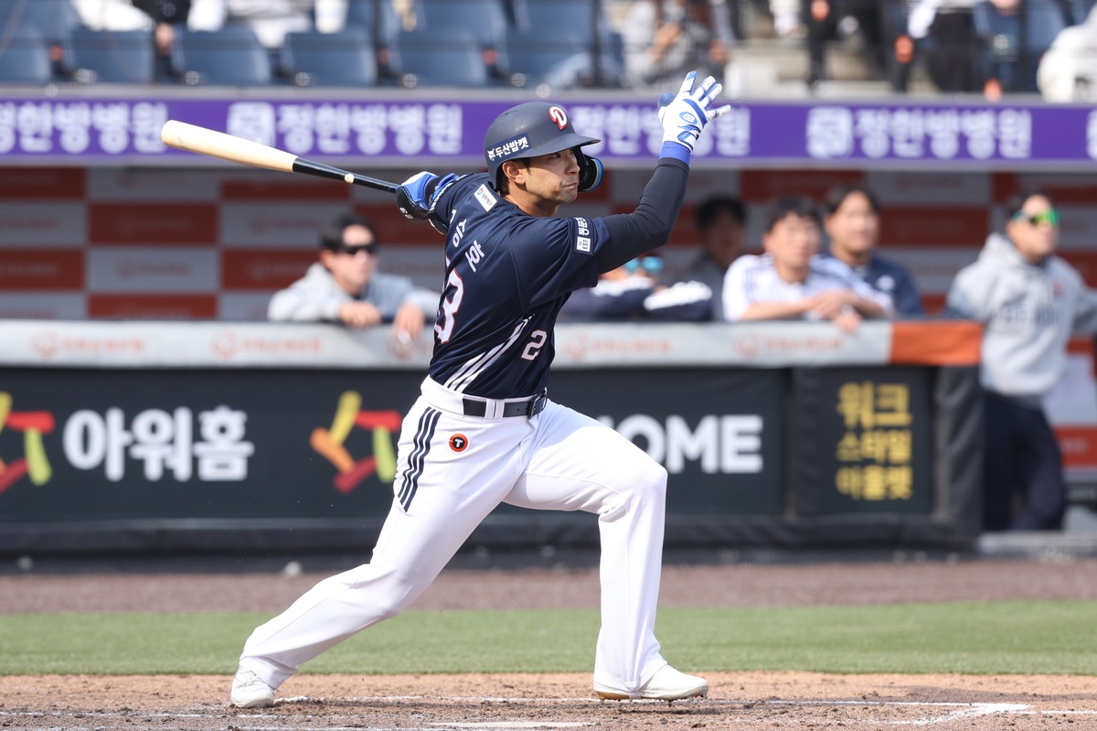 두산 베어스가 8회 매서운 공격력을 집중하면서 한화 이글스를 역전승으로 꺾었다. 한화는 베테랑 손아섭의 초반 활약상에 힘입어 앞서 나갔지만, 경기 후반 불펜진 방화에 아쉬움을 남겼다. 두산은 16일 대전 한화생명볼파크에서 2026 신한 SOL뱅크 KBO 시범경기 한화와 원정 경기를 치러 8-4로 승리했다. 시범경기 2연승을 달린 두산은 4승1패로 단독 2위 자리를 수성했다. 두산 베어스
