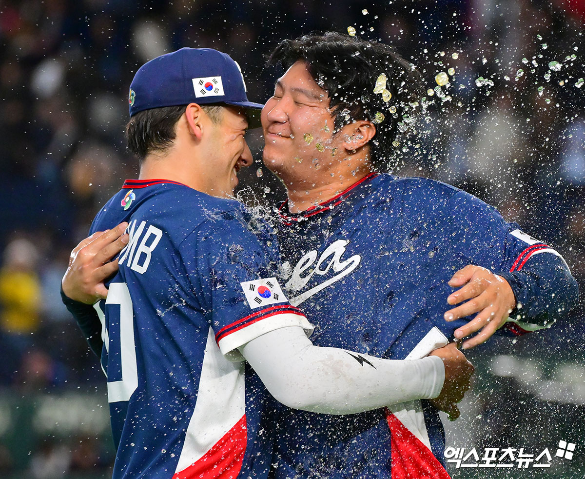 9일 오후 일본 도쿄돔에서 열린 2026 월드베이스볼클래식(WBC) C조 한국과 호주의 경기, 한국이 호주에 7:2로 승리하며 17년 만에 대회 2라운드 진출에 성공했다.  한국 문보경이 물세례를 맞고 있다. 엑스포츠뉴스 DB