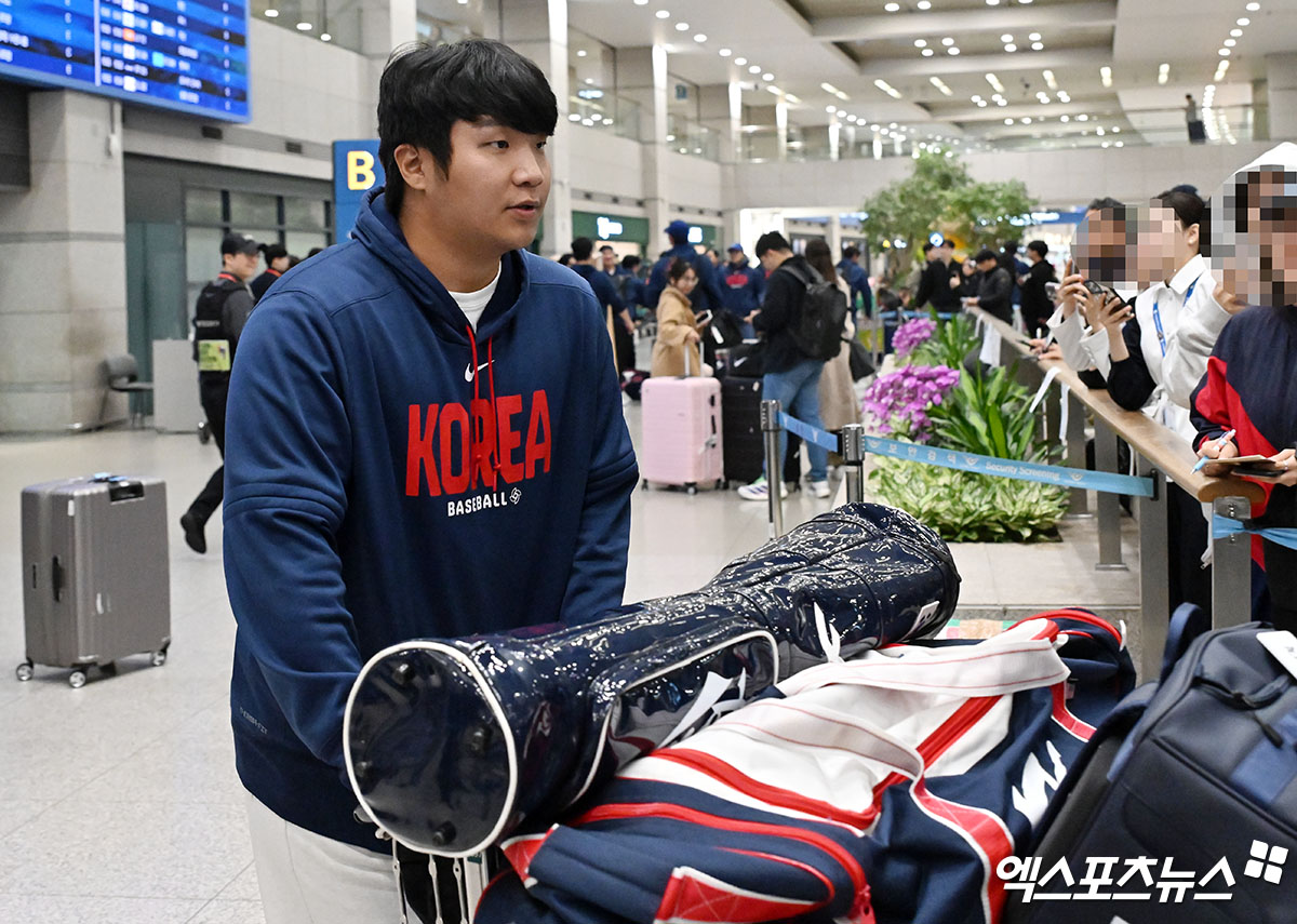 17년 만에 WBC 8강에 진출한 야구 대표팀이 16일 새벽 인천국제공항을 통해 귀국했다.  야구 대표팀 문보경이 입국장을 빠져나가고 있다. 인천공항, 김한준 기자