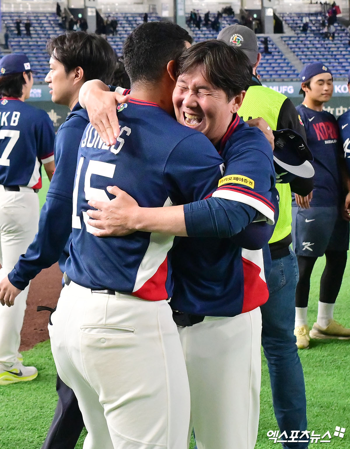 9일 오후 일본 도쿄돔에서 열린 2026 월드베이스볼클래식(WBC) C조 한국과 호주의 경기, 한국이 호주에 7:2로 승리하며 17년 만에 대회 2라운드 진출에 성공했다.  한국 류지현 감독이 존스와 기뻐하고 있다. 엑스포츠뉴스 DB