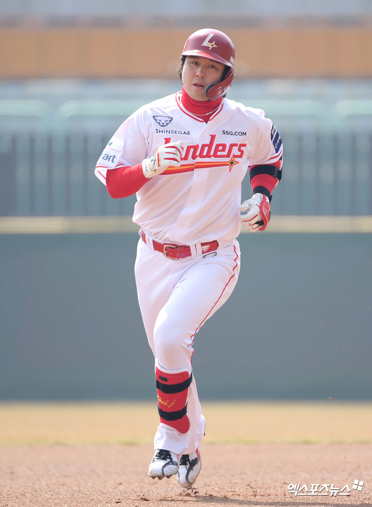 SSG 랜더스 최정이 17일 인천 SSG랜더스필드에서 열린 2026 KBO 시범경기 삼성 라이온즈전에서 1회말 결승 선제 2점 홈런을 기록, 팀 승리를 이끌었다. 사진 고아라 기자