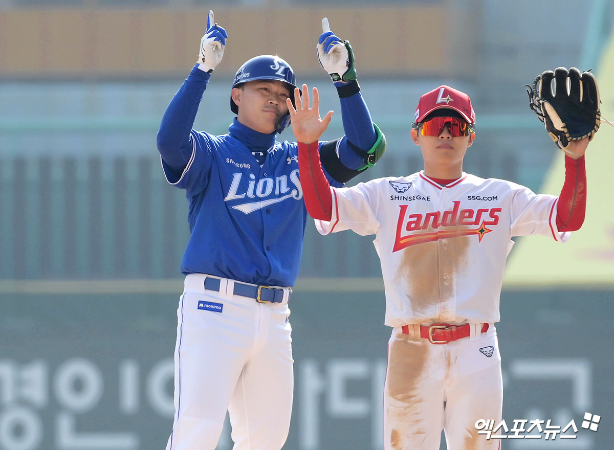삼성 라이온즈 전병우(왼쪽)가 17일 인천 SSG랜더스필드에서 열린 2026 KBO 시범경기 SSG 랜더스전에서 8회초 2루타를 기록했다. 사진 고아라 기자