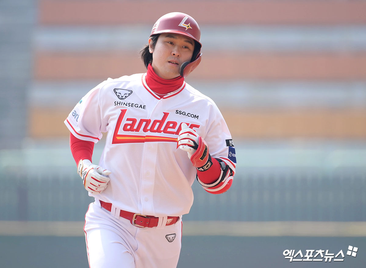 SSG 랜더스 간판타자 최정이 17일 인천 SSG랜더스필드에서 열린 2026 KBO 시범경기 삼성 라이온즈전에서 2안타 1홈런 4타점을 기록, 팀 승리를 이끌었다. 사진 고아라 기자