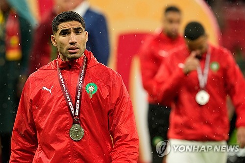 CAF는 18일(한국시간) 공식 성명을 통해 2025 CAF 네이션스컵 결승전에서 승리한 세네갈의 몰수패를 선언하며 모로코가 대회 우승 팀이 됐다고 발표했다.   지난 1월 19일 모로코 라바트에 있는 프린스 물라이 압델라 스타디움에서 열린 세네갈과 모로코의 대회 결승에서 세네갈이 연장전에 터진 파페 게예의 결승 골로 1-0으로 승리했다. CAF는 항소위원회는 대회 규정 84조를 적용해 세네갈 대표팀이 결승전에서 경기 기권을 선언한 것으로 간주하고 모로코의 3-0 몰수승으로 결정했다고 밝혔다. 연합뉴스