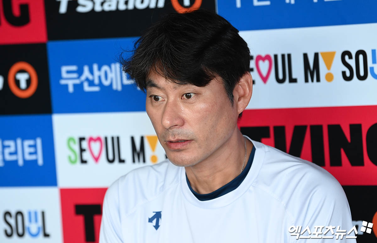 13일 오후 서울 송파구 잠실야구장에서 열릴 예정이던 '2024 신한 SOL Bank KBO리그' NC 다이노스와 두산 베어스의 경기가 우천으로 취소됐다. 이날 취소된 경기는 24일에 재편성된다.   NC 강인권 감독이 취재진과 인터뷰를 나누고 있다. 엑스포츠뉴스 DB