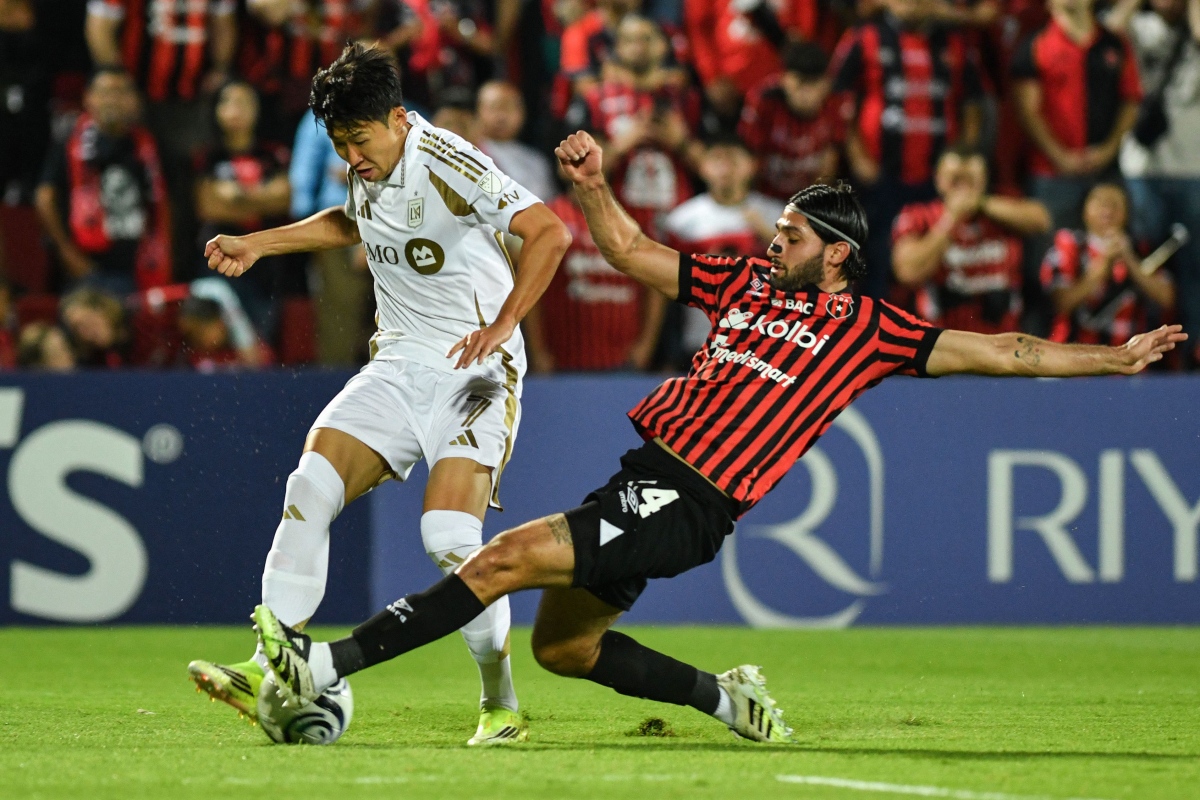 손흥민의 분노가 LAFC를 일깨웠다. LAFC가 2026시즌 북중미카리브해연맹(CONCACAF) 챔피언스컵 극적인 8강 진출에 성공했다. LAFC가 18일(한국시간) 코스타리카 알라후엘라에 있는 에스타디오 알레한드로 모레라 소토에서 열린 알라후엘렌세와의 대회 16강 2차전에서 다비드 마르티네스의 극장 골로 2-1 역전승을 거뒀다. 사진 연합뉴스