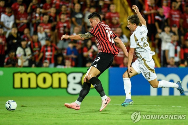 손흥민의 분노가 LAFC를 일깨웠다. LAFC가 2026시즌 북중미카리브해연맹(CONCACAF) 챔피언스컵 극적인 8강 진출에 성공했다. LAFC가 18일(한국시간) 코스타리카 알라후엘라에 있는 에스타디오 알레한드로 모레라 소토에서 열린 알라후엘렌세와의 대회 16강 2차전에서 다비드 마르티네스의 극장 골로 2-1 역전승을 거뒀다. 사진 연합뉴스