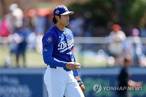 미국 메이저리그(MLB) 시범경기에서 LA 다저스와 샌프란시스코 자이언츠가 맞붙은 가운데, '이도류 스타' 오타니 쇼헤이가 선발 투수로 등판해 본격적인 시즌 준비에 돌입했다. 이번 등판은 2026 월드베이스볼클래식(WBC) 일정을 마치고 복귀한 뒤 첫 실전 투구라는 점에서 현지에서도 큰 관심을 모았다. LA 다저스는 19일 미국 애리조나주 글렌데일 캐멀백 랜치에서 열린 2026 MLB 시범경기에서 내셔널리그 서부지구 라이벌 샌프란시스코 자이언츠와 맞붙었다. 오타니는 이날 최종 성적 4⅓이닝 1피안타 2볼넷 4탈삼진을 기록했다. 총 투구수는 61개였는데, 이중 스트라이크를 34개밖에 잡지 못하며 다소 아쉬움을 남기기도 했다. 다저스는 5-1로 이겼다. 연합뉴스