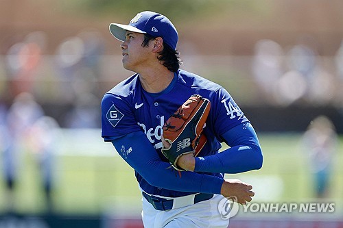 미국 메이저리그(MLB) 시범경기에서 LA 다저스와 샌프란시스코 자이언츠가 맞붙은 가운데, '이도류 스타' 오타니 쇼헤이가 선발 투수로 등판해 본격적인 시즌 준비에 돌입했다. 이번 등판은 2026 월드베이스볼클래식(WBC) 일정을 마치고 복귀한 뒤 첫 실전 투구라는 점에서 현지에서도 큰 관심을 모았다. LA 다저스는 19일 미국 애리조나주 글렌데일 캐멀백 랜치에서 열린 2026 MLB 시범경기에서 내셔널리그 서부지구 라이벌 샌프란시스코 자이언츠와 맞붙었다. 오타니는 이날 최종 성적 4⅓이닝 1피안타 2볼넷 4탈삼진을 기록했다. 총 투구수는 61개였는데, 이중 스트라이크를 34개밖에 잡지 못하며 다소 아쉬움을 남기기도 했다. 다저스는 5-1로 이겼다. 연합뉴스