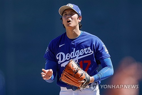 미국 메이저리그(MLB) 시범경기에서 LA 다저스와 샌프란시스코 자이언츠가 맞붙은 가운데, '이도류 스타' 오타니 쇼헤이가 선발 투수로 등판해 본격적인 시즌 준비에 돌입했다. 이번 등판은 2026 월드베이스볼클래식(WBC) 일정을 마치고 복귀한 뒤 첫 실전 투구라는 점에서 현지에서도 큰 관심을 모았다. LA 다저스는 19일 미국 애리조나주 글렌데일 캐멀백 랜치에서 열린 2026 MLB 시범경기에서 내셔널리그 서부지구 라이벌 샌프란시스코 자이언츠와 맞붙었다. 오타니는 이날 최종 성적 4⅓이닝 1피안타 2볼넷 4탈삼진을 기록했다. 총 투구수는 61개였는데, 이중 스트라이크를 34개밖에 잡지 못하며 다소 아쉬움을 남기기도 했다. 다저스는 5-1로 이겼다. 연합뉴스