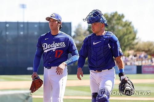 미국 메이저리그(MLB) 시범경기에서 LA 다저스와 샌프란시스코 자이언츠가 맞붙은 가운데, '이도류 스타' 오타니 쇼헤이가 선발 투수로 등판해 본격적인 시즌 준비에 돌입했다. 이번 등판은 2026 월드베이스볼클래식(WBC) 일정을 마치고 복귀한 뒤 첫 실전 투구라는 점에서 현지에서도 큰 관심을 모았다. LA 다저스는 19일 미국 애리조나주 글렌데일 캐멀백 랜치에서 열린 2026 MLB 시범경기에서 내셔널리그 서부지구 라이벌 샌프란시스코 자이언츠와 맞붙었다. 오타니는 이날 최종 성적 4⅓이닝 1피안타 2볼넷 4탈삼진을 기록했다. 총 투구수는 61개였는데, 이중 스트라이크를 34개밖에 잡지 못하며 다소 아쉬움을 남기기도 했다. 다저스는 5-1로 이겼다. 연합뉴스