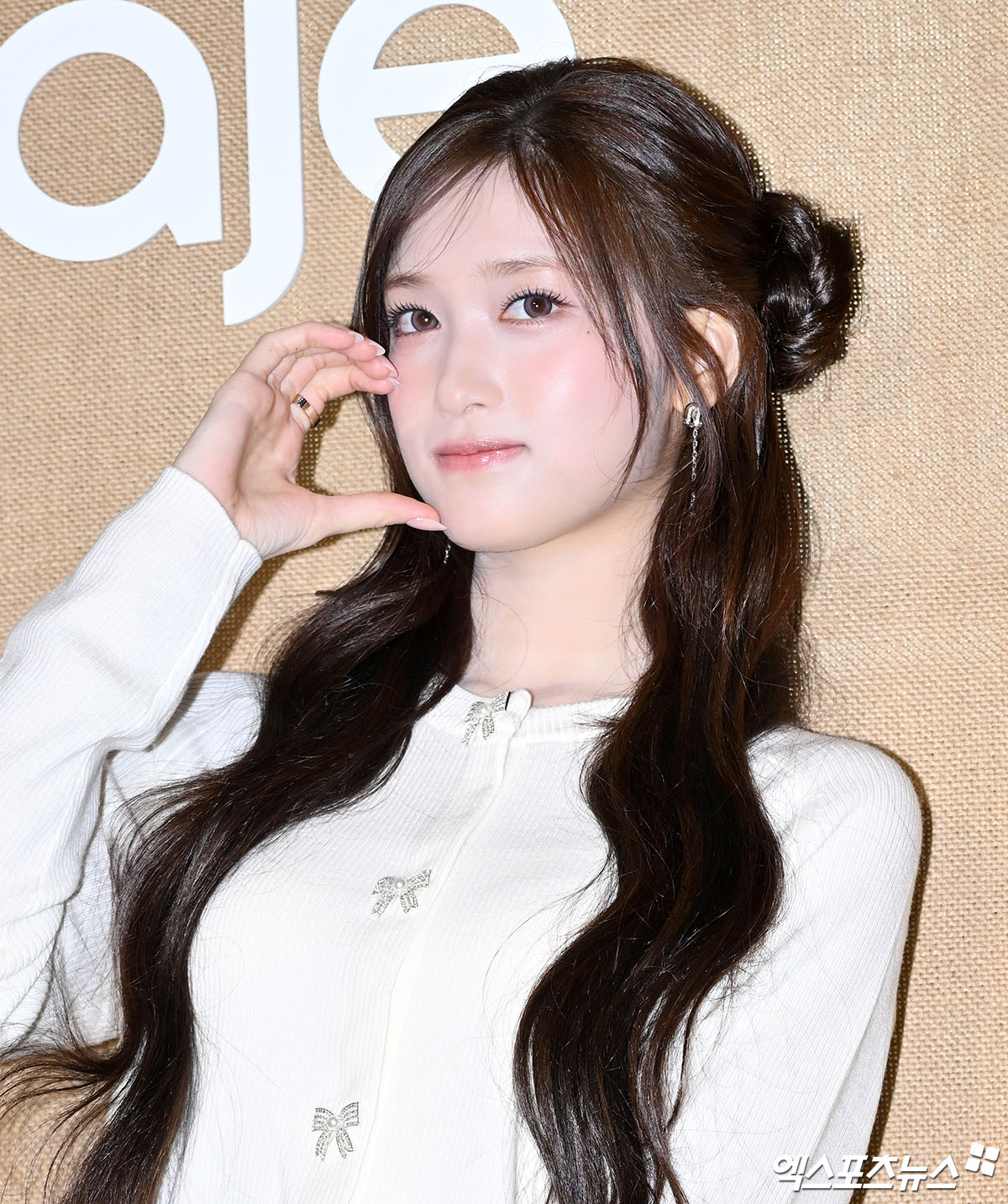 아이브 이서가 포즈를 취하고 있다.