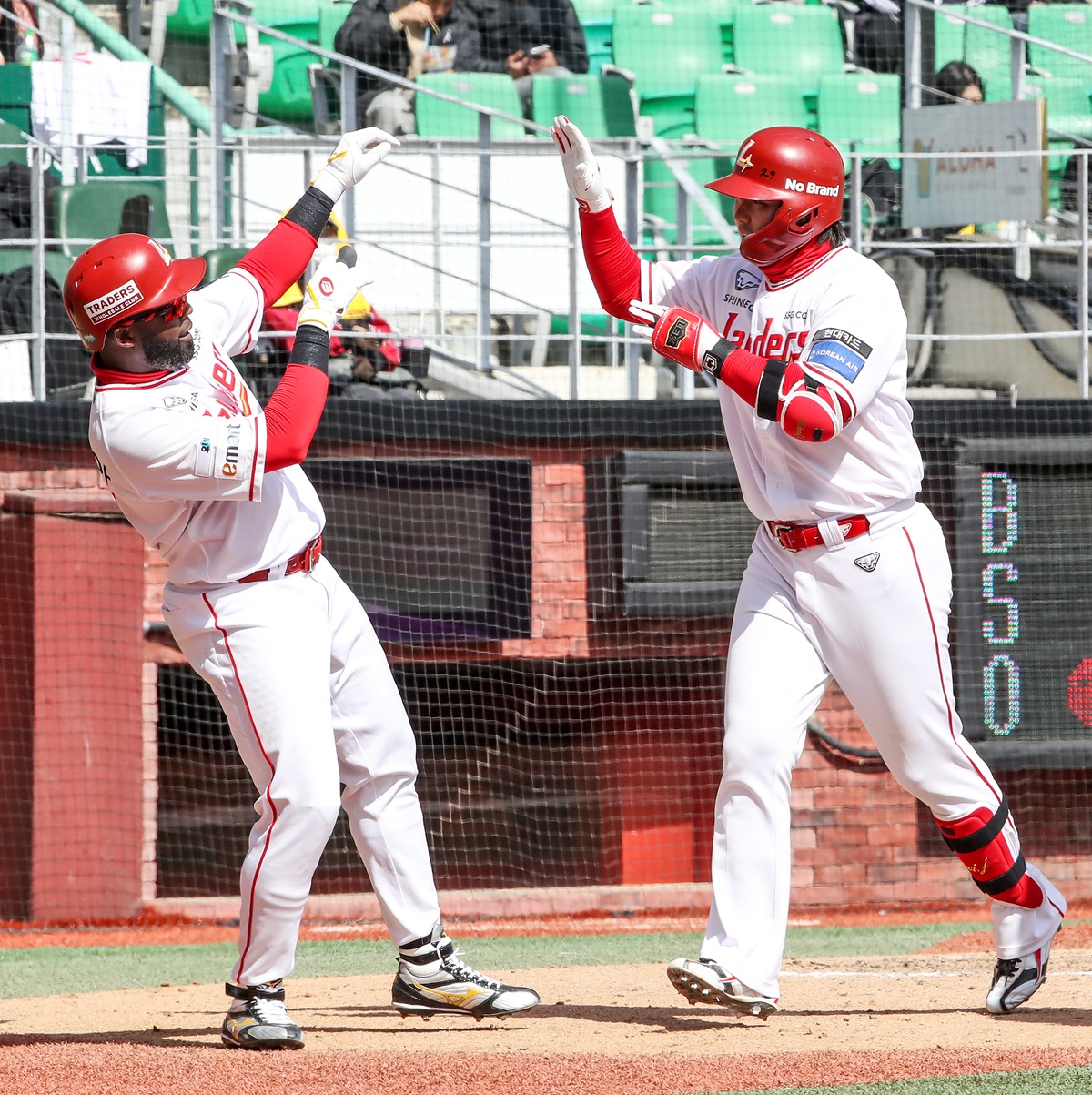 선구안과 집중력으로 무장한 LG 트윈스가 '홈런 군단' SSG 랜더스와의 피 튀기는 타격전에서 큼지막한 승리를 거뒀다. LG는 19일 인천 SSG랜더스필드에서 열린 2026 KBO 시범경기 SSG전에서 12-7로 이겼다. 뜨거운 타격전이 이어진 끝에 막판까지 집중력을 유지한 LG가 승기를 놓치지 않으면서 승리를 가져왔다. 사진 SSG랜더스