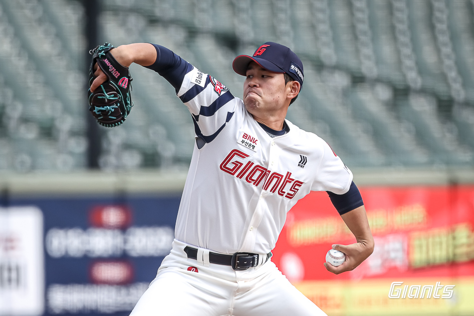 롯데 자이언츠는 19일 부산 사직야구장에서 열린 두산 베어스와 2026 신한 SOL Bank KBO 시범경기 홈경기에서 10-3 승리를 거뒀다. 이날 롯데는 1회 시작과 함께 2루타 2개를 터트리면서 2점을 먼저 올린 후 2회에 윤동희의 투런포를 포함해 5득점 빅이닝을 만들었다. 6회에 3번 카메론에게 스리런 홈런을 맞아 축겨을 허용했지만 곧바로 7회에 3점을 추가하면서두 자릿수 득점을 올렸다. 이날 승리를 거두면서 롯데는 올해 시범경기 7경기에서 5승2무를 거두며 좋은 페이스를 이어갔다. 사진=롯데 자이언츠