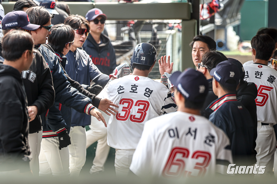 롯데 자이언츠는 19일 부산 사직야구장에서 열린 두산 베어스와 2026 신한 SOL Bank KBO 시범경기 홈경기에서 10-3 승리를 거뒀다. 이날 롯데는 1회 시작과 함께 2루타 2개를 터트리면서 2점을 먼저 올린 후 2회에 윤동희의 투런포를 포함해 5득점 빅이닝을 만들었다. 6회에 3번 카메론에게 스리런 홈런을 맞아 축겨을 허용했지만 곧바로 7회에 3점을 추가하면서두 자릿수 득점을 올렸다. 이날 승리를 거두면서 롯데는 올해 시범경기 7경기에서 5승2무를 거두며 좋은 페이스를 이어갔다. 사진=롯데 자이언츠