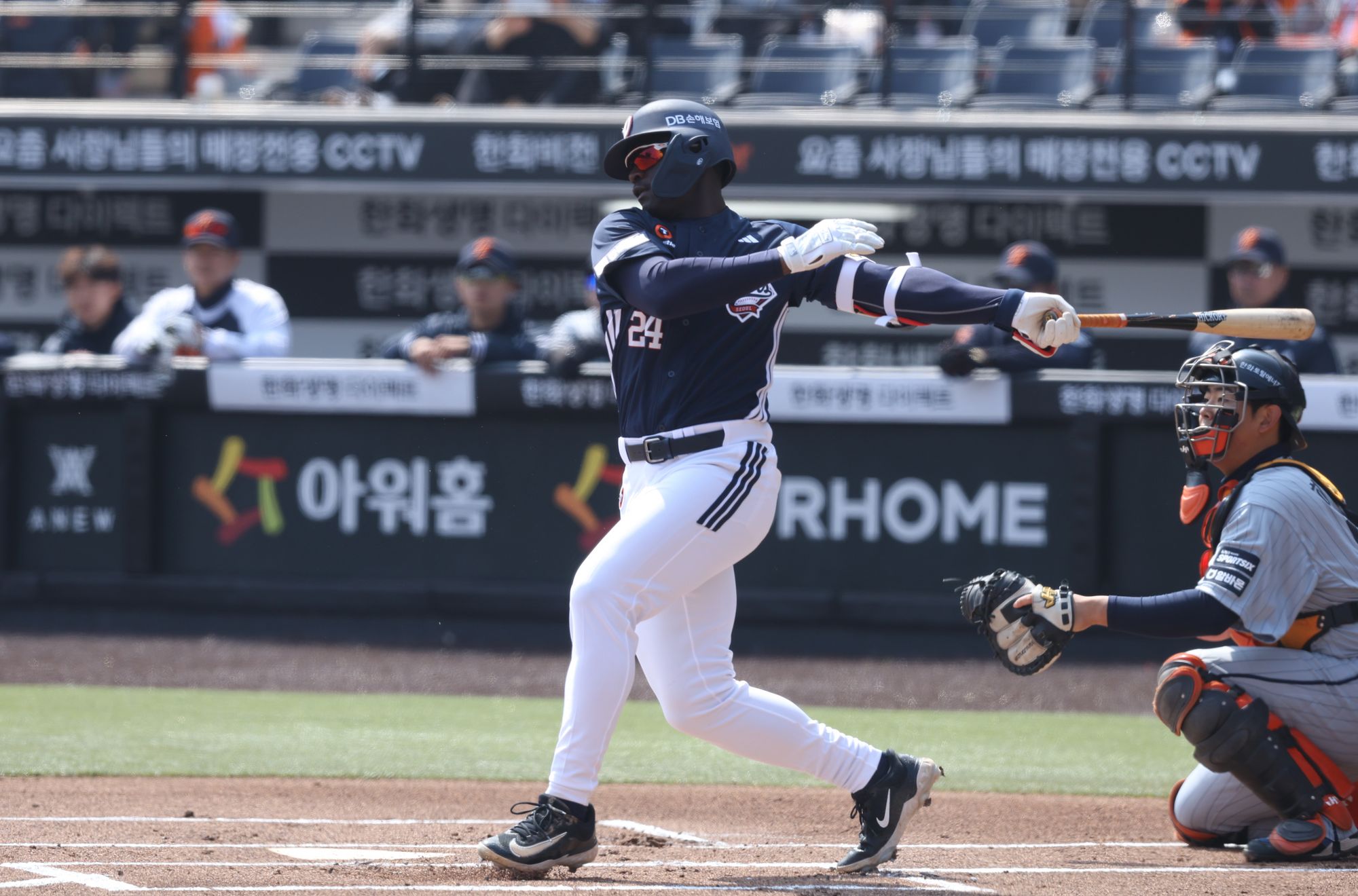 롯데 자이언츠는 19일 부산 사직야구장에서 열린 두산 베어스와 2026 신한 SOL Bank KBO 시범경기 홈경기에서 10-3 승리를 거뒀다. 이날 롯데는 1회 시작과 함께 2루타 2개를 터트리면서 2점을 먼저 올린 후 2회에 윤동희의 투런포를 포함해 5득점 빅이닝을 만들었다. 6회에 3번 카메론에게 스리런 홈런을 맞아 축겨을 허용했지만 곧바로 7회에 3점을 추가하면서두 자릿수 득점을 올렸다. 이날 승리를 거두면서 롯데는 올해 시범경기 7경기에서 5승2무를 거두며 좋은 페이스를 이어갔다. 사진=두산 베어스