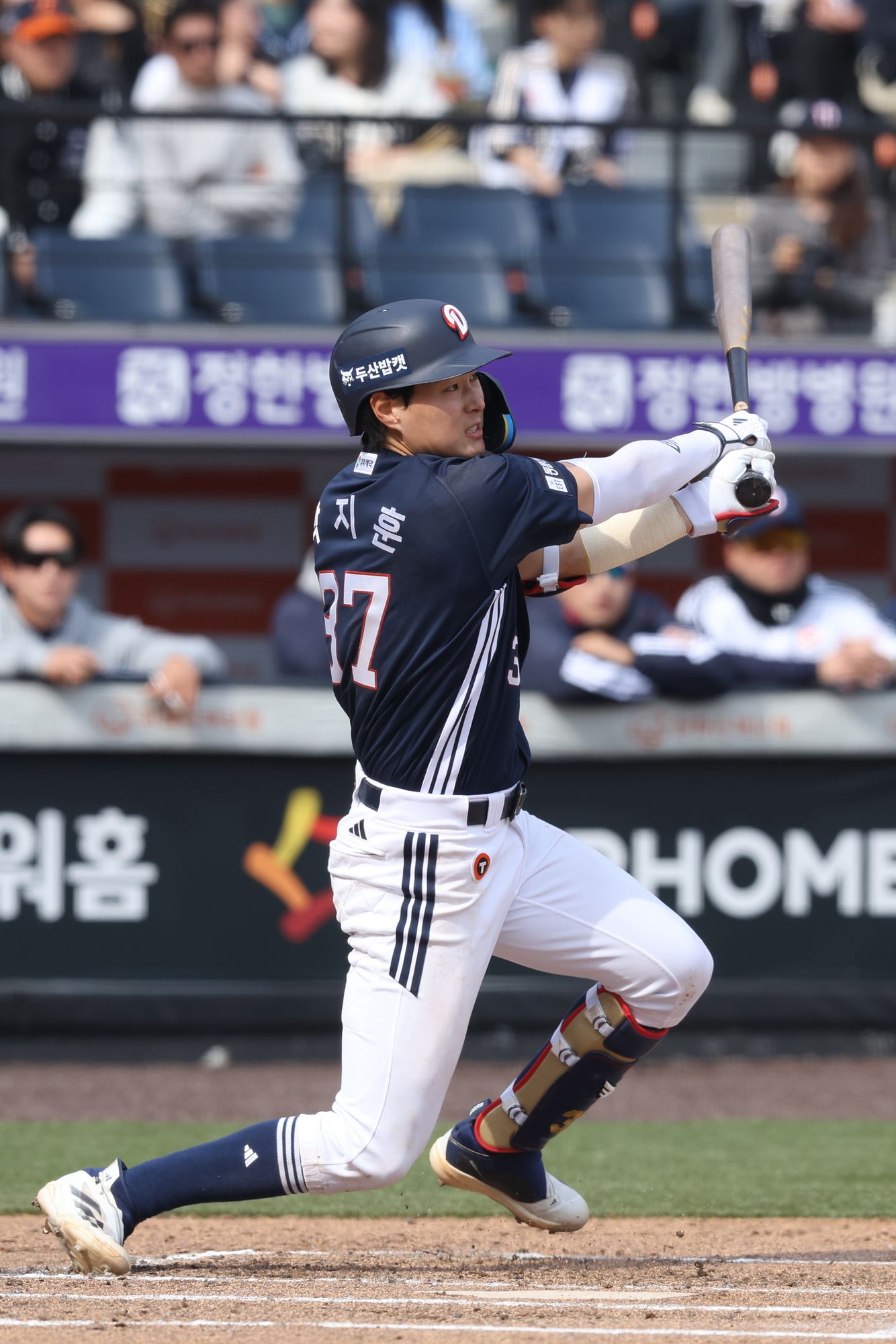 롯데 자이언츠는 19일 부산 사직야구장에서 열린 두산 베어스와 2026 신한 SOL Bank KBO 시범경기 홈경기에서 10-3 승리를 거뒀다. 이날 롯데는 1회 시작과 함께 2루타 2개를 터트리면서 2점을 먼저 올린 후 2회에 윤동희의 투런포를 포함해 5득점 빅이닝을 만들었다. 6회에 3번 카메론에게 스리런 홈런을 맞아 축겨을 허용했지만 곧바로 7회에 3점을 추가하면서두 자릿수 득점을 올렸다. 이날 승리를 거두면서 롯데는 올해 시범경기 7경기에서 5승2무를 거두며 좋은 페이스를 이어갔다. 사진=두산 베어스