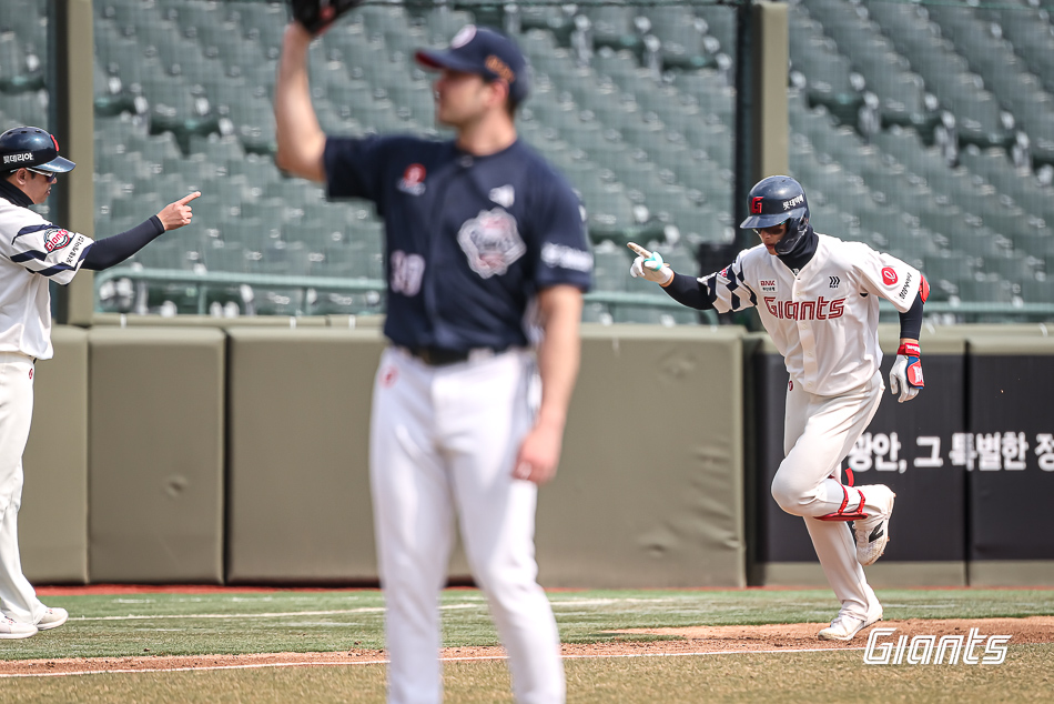 롯데 자이언츠는 19일 부산 사직야구장에서 열린 두산 베어스와 2026 신한 SOL Bank KBO 시범경기 홈경기에서 10-3 승리를 거뒀다. 이날 롯데는 1회 시작과 함께 2루타 2개를 터트리면서 2점을 먼저 올린 후 2회에 윤동희의 투런포를 포함해 5득점 빅이닝을 만들었다. 6회에 3번 카메론에게 스리런 홈런을 맞아 축겨을 허용했지만 곧바로 7회에 3점을 추가하면서두 자릿수 득점을 올렸다. 이날 승리를 거두면서 롯데는 올해 시범경기 7경기에서 5승2무를 거두며 좋은 페이스를 이어갔다. 사진=롯데 자이언츠