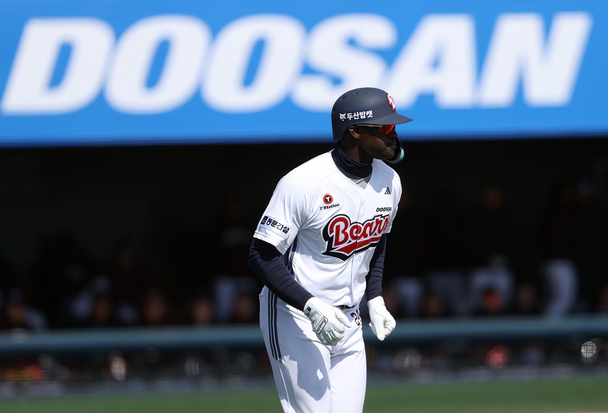 롯데 자이언츠는 19일 부산 사직야구장에서 열린 두산 베어스와 2026 신한 SOL Bank KBO 시범경기 홈경기에서 10-3 승리를 거뒀다. 이날 롯데는 1회 시작과 함께 2루타 2개를 터트리면서 2점을 먼저 올린 후 2회에 윤동희의 투런포를 포함해 5득점 빅이닝을 만들었다. 6회에 3번 카메론에게 스리런 홈런을 맞아 축겨을 허용했지만 곧바로 7회에 3점을 추가하면서두 자릿수 득점을 올렸다. 이날 승리를 거두면서 롯데는 올해 시범경기 7경기에서 5승2무를 거두며 좋은 페이스를 이어갔다. 사진=두산 베어스