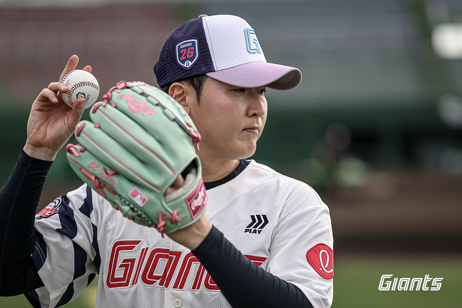 롯데 자이언츠는 19일 부산 사직야구장에서 열린 두산 베어스와 2026 신한 SOL Bank KBO 시범경기 홈경기에서 10-3 승리를 거뒀다. 이날 롯데는 1회 시작과 함께 2루타 2개를 터트리면서 2점을 먼저 올린 후 2회에 윤동희의 투런포를 포함해 5득점 빅이닝을 만들었다. 6회에 3번 카메론에게 스리런 홈런을 맞아 축겨을 허용했지만 곧바로 7회에 3점을 추가하면서두 자릿수 득점을 올렸다. 이날 승리를 거두면서 롯데는 올해 시범경기 7경기에서 5승2무를 거두며 좋은 페이스를 이어갔다. 사진=롯데 자이언츠