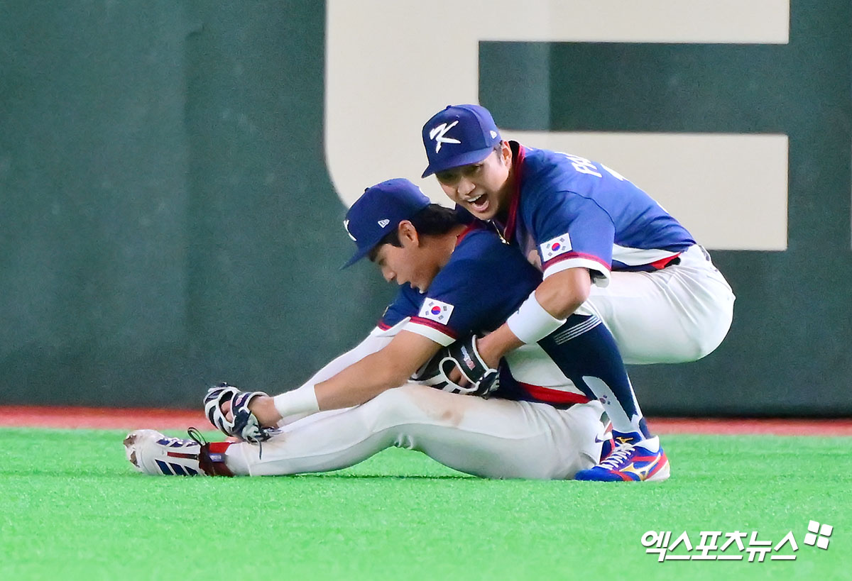 9일 오후 일본 도쿄돔에서 열린 2026 월드베이스볼클래식(WBC) C조 한국과 호주의 경기, 한국이 호주에 7:2로 승리하며 17년 만에 대회 2라운드 진출에 성공했다.  9회말 1사 1루 한국 이정후가 호주 윙그로브의 타구를 잡아내고 있다. 엑스포츠뉴스 DB