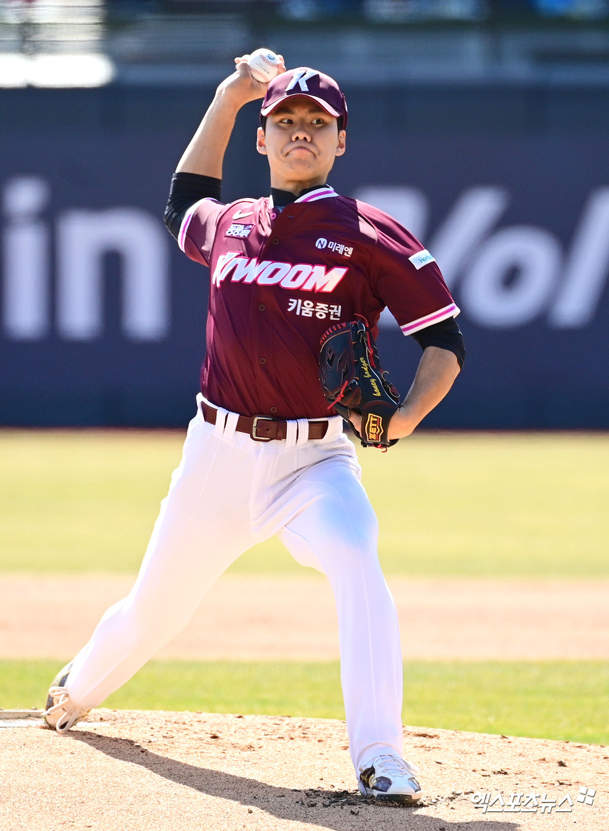 키움 히어로즈 우완 영건 김윤하가 19일 수원 KT위즈파크에서 열린 2026 KBO 시범경기 KT 위즈전에 선발등판, 3이닝 1실점으로 호투했다. 사진 고아라 기자