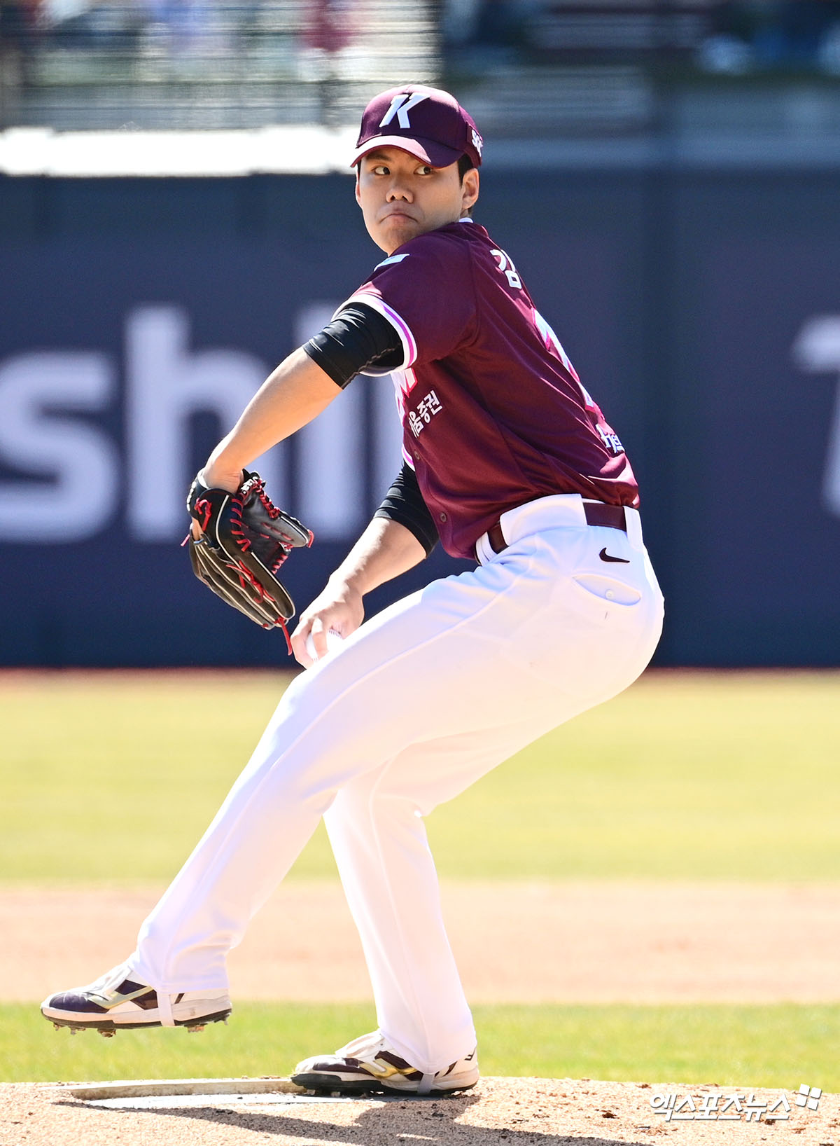 키움 히어로즈 우완 영건 김윤하가 19일 수원 KT위즈파크에서 열린 2026 KBO 시범경기 KT 위즈전에 선발등판, 3이닝 1실점으로 호투했다. 사진 고아라 기자