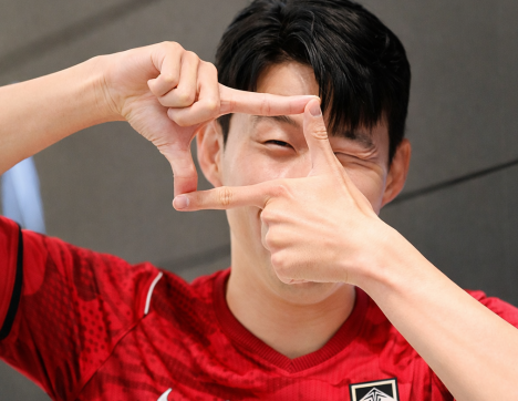 손흥민의 마지막 월드컵이 될 가능성이 큰 2026 국제축구연맹(FIFA) 북중미 월드컵에서 대한민국 축구대표팀이 입게 될 새 유니폼 디자인이 공개됐다. 한국 축구대표팀의 킷 스폰서인 글로벌 스포츠 브랜드 나이키는 19일 2026년 대표팀의 새 유니폼을 발표했다. 손흥민이 월드컵에서 마지막으로 입을 가능성이 큰 이번 유니폼이 한국 축구 사상 최초로 원정 대회 5경기(16강) 출전을 노리는 태극전사들의 질주를 도울 수 있을지 주목된다. 나이키는 지난 2020년 대한축구협회와 2031년까지 12년에 걸쳐 현물 포함 총액 2400억원 규모에 추가 인센티브를 더하는, 역대 최장 기간 최대 규모의 '초대형' 조건 연장 계약을 체결했다. 2022 카타르 월드컵 16강 진출에 이어 또 한 번 '메가 딜' 효과가 이번 유니폼을 통해 2026 월드컵에서 나타날지 궁금하게 됐다. 사진은 손흥민이 축구대표팀 새 유니폼 입은 모습. AI 합성물