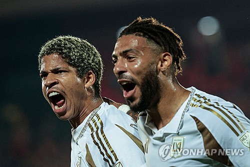 손흥민(LAFC)이 경기 도중 상대의 거친 태클에 격분했다. 그대로 몸싸움까지 벌어졌다. 이 흔하지 않은 광경에 영국 언론도 주목했다. 영국 더선은 18일(한국시간) 전 토트넘 스타 손흥민이 거친 태클을 당한 뒤 상대 선수와 정면으로 맞서며 몸싸움을 벌였다고 보도했다. 후반 3분 손흥민은 상대 진영으로 직접 공을 몰고 전진하던 도중 알라후엘렌세 수비수 아론 살라자르의 거친 태클에 쓰러졌다. 손흥민은 살라자르에게 달려가 얼굴을 맞댄 채 강하게 항의했다. 연합뉴스