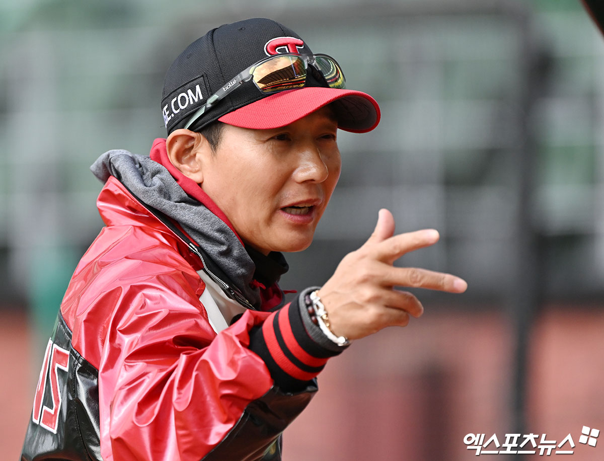  20일 오후 인천SSG랜더스필드에서 열리는 '2026 신한 SOL Bank KBO리그' LG 트윈스와 SSG 랜더스의 시범경기, LG 염경엽 감독이 오지환에게 조언을 건네고 있다. 인천, 김한준 기자