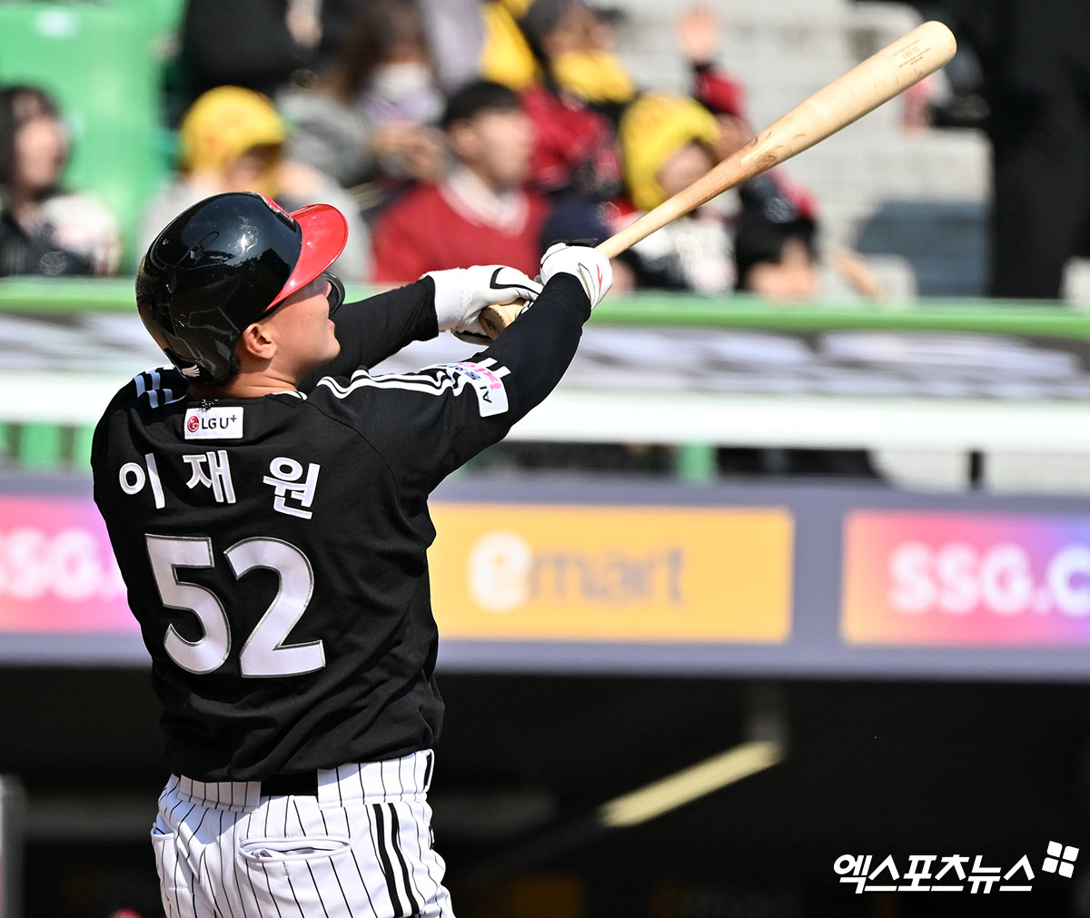 20일 오후 인천SSG랜더스필드에서 열린 '2026 신한 SOL Bank KBO리그' LG 트윈스와 SSG 랜더스의 시범경기, 6회초 LG 이재원이 솔로 홈런을 날리고 있다. 인천, 김한준 기자