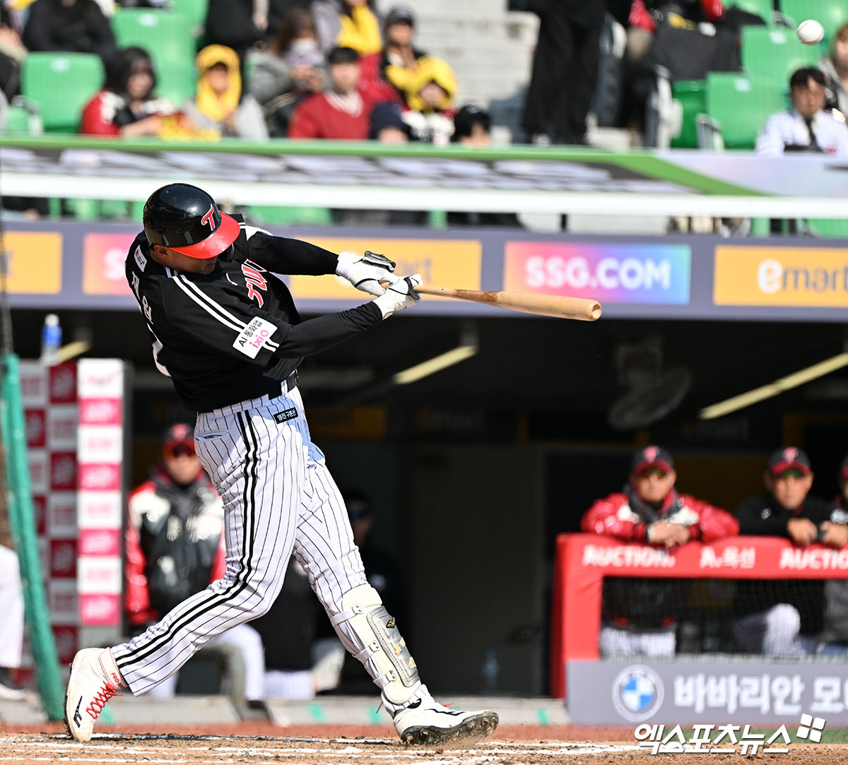 20일 오후 인천SSG랜더스필드에서 열린 '2026 신한 SOL Bank KBO리그' LG 트윈스와 SSG 랜더스의 시범경기, 6회초 LG 이재원이 솔로 홈런을 날리고 있다. 인천, 김한준 기자