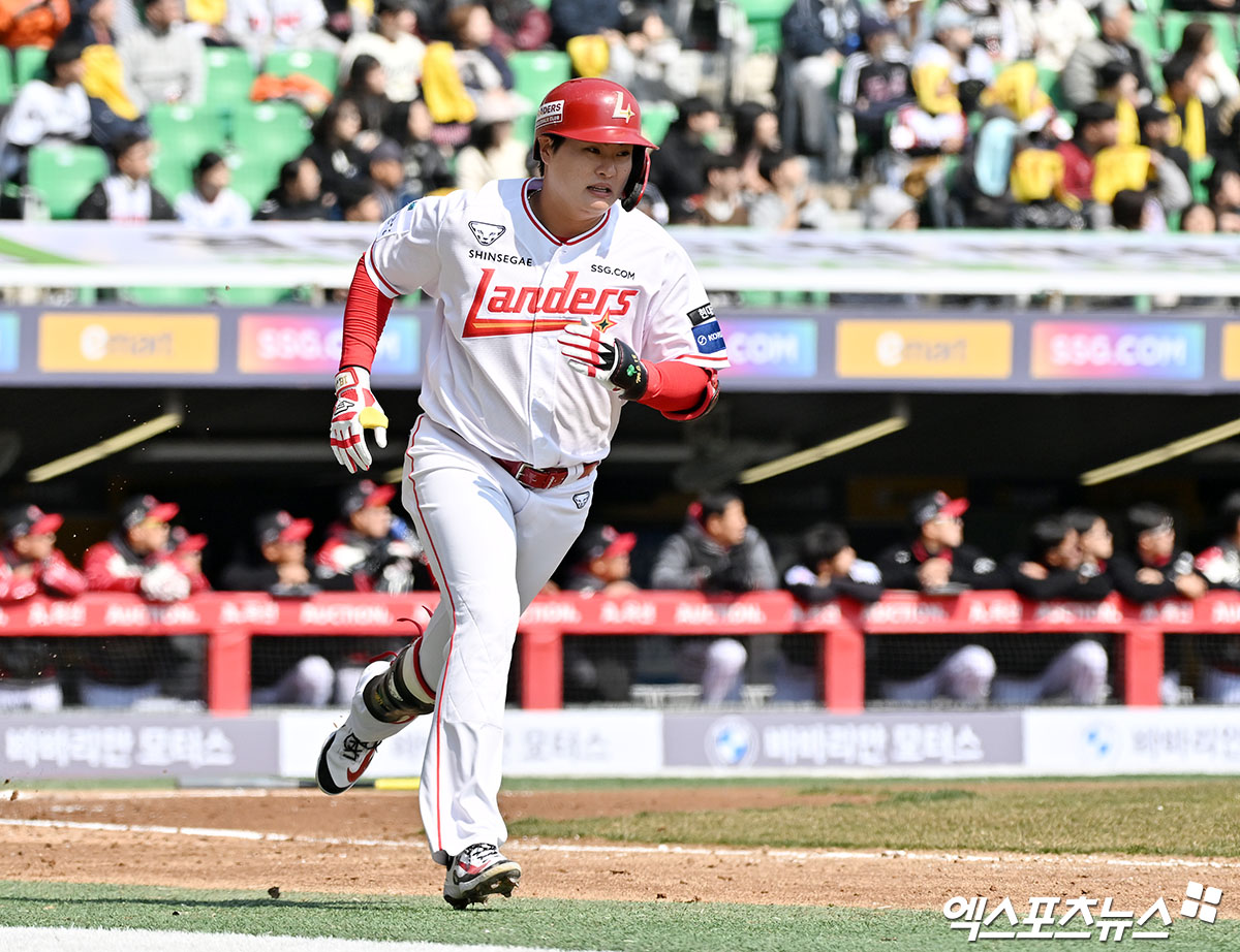 20일 오후 인천SSG랜더스필드에서 열린 '2026 신한 SOL Bank KBO리그' LG 트윈스와 SSG 랜더스의 시범경기, 4회말 1사 1루 SSG 고명준이 투런 홈런을 날리고 있다. 인천, 김한준 기자
