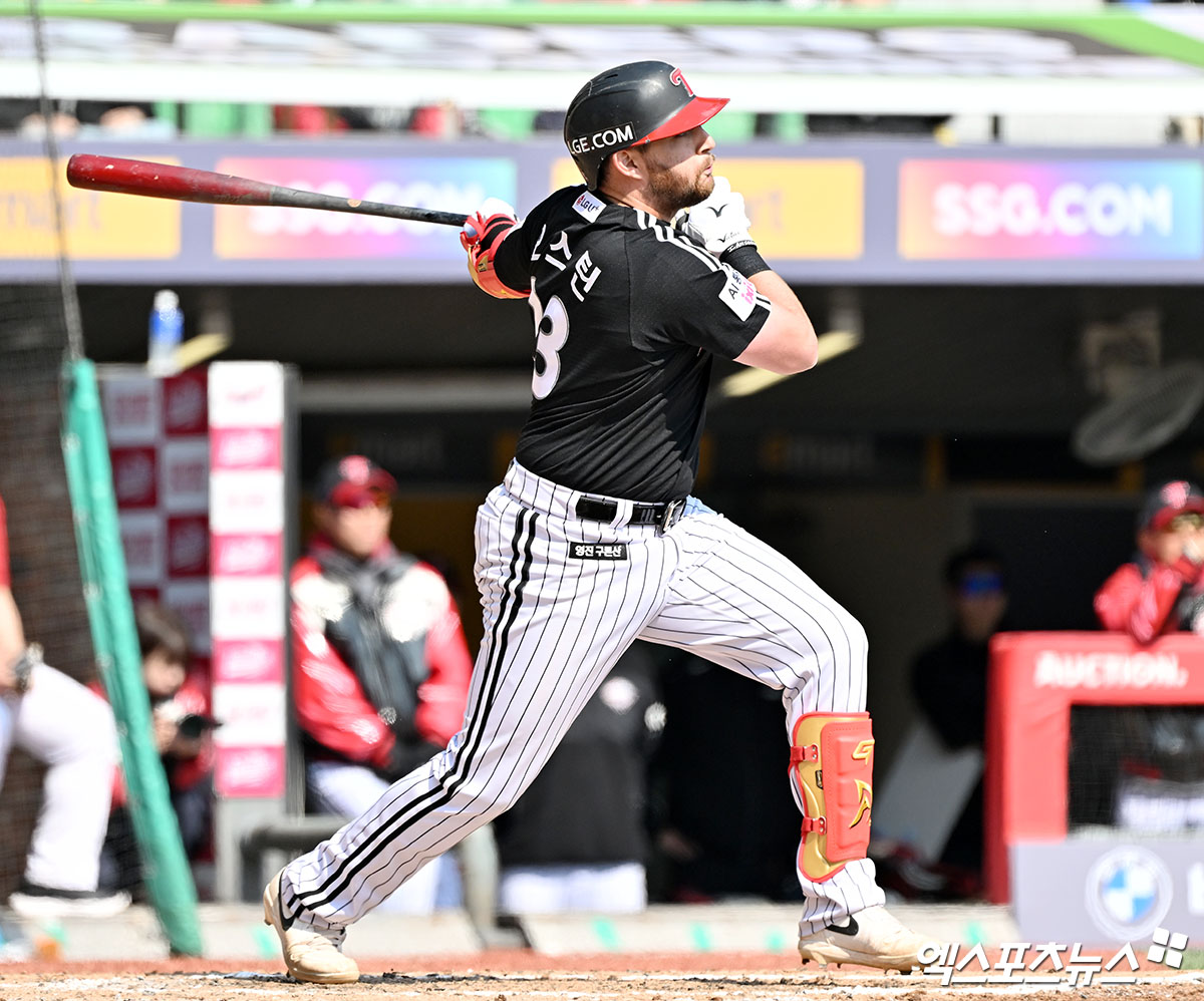 20일 오후 인천SSG랜더스필드에서 열린 '2026 신한 SOL Bank KBO리그' LG 트윈스와 SSG 랜더스의 시범경기, 5회초 1사 만루 LG 오스틴이 2타점 2루타를 날리고 있다. 인천, 김한준 기자