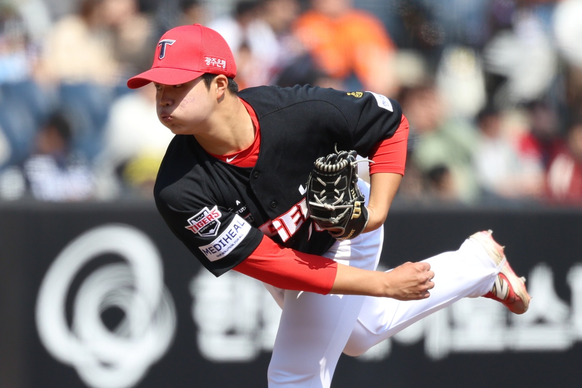 20일 오후 대전 한화생명 볼파크에서 열린 '2026 신한 SOL KBO리그 시범경기' KIA 타이거즈와 한화 이글스의 경기, KIA 선발 김태형이 공을 힘차게 던지고 있다. 이날 한화는 13-8로 승리했다. KIA와의 2연전을 2연승으로 마무리한 한화의 시범경기 성적은 4승4패(0.500)가 됐다.  마운드에서는 컨디션 난조를 보인 선발 문동주가 2이닝 4피안타 무사사구 1탈삼진 2실점을 기록했다. 타선에서는 채은성이 3타수 3안타 1타점 2득점으로 활약했다. KIA 타이거즈