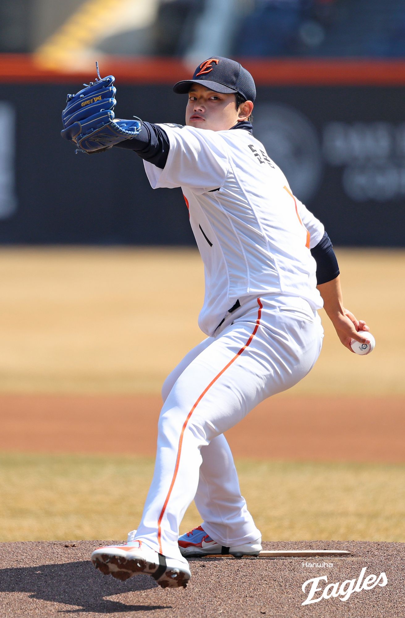 20일 오후 대전 한화생명 볼파크에서 열린 '2026 신한 SOL KBO리그 시범경기' KIA 타이거즈와 한화 이글스의 경기, 한화 선발 문동주가 공을 힘차게 던지고 있다. 이날 한화는 13-8로 승리했다. KIA와의 2연전을 2연승으로 마무리한 한화의 시범경기 성적은 4승4패(0.500)가 됐다. 컨디션 난조를 보인 선발 문동주는 2이닝 4피안타 무사사구 1탈삼진 2실점을 기록했다. 타선에서는 채은성이 3타수 3안타 1타점 2득점으로 활약했다. 한화 이글스