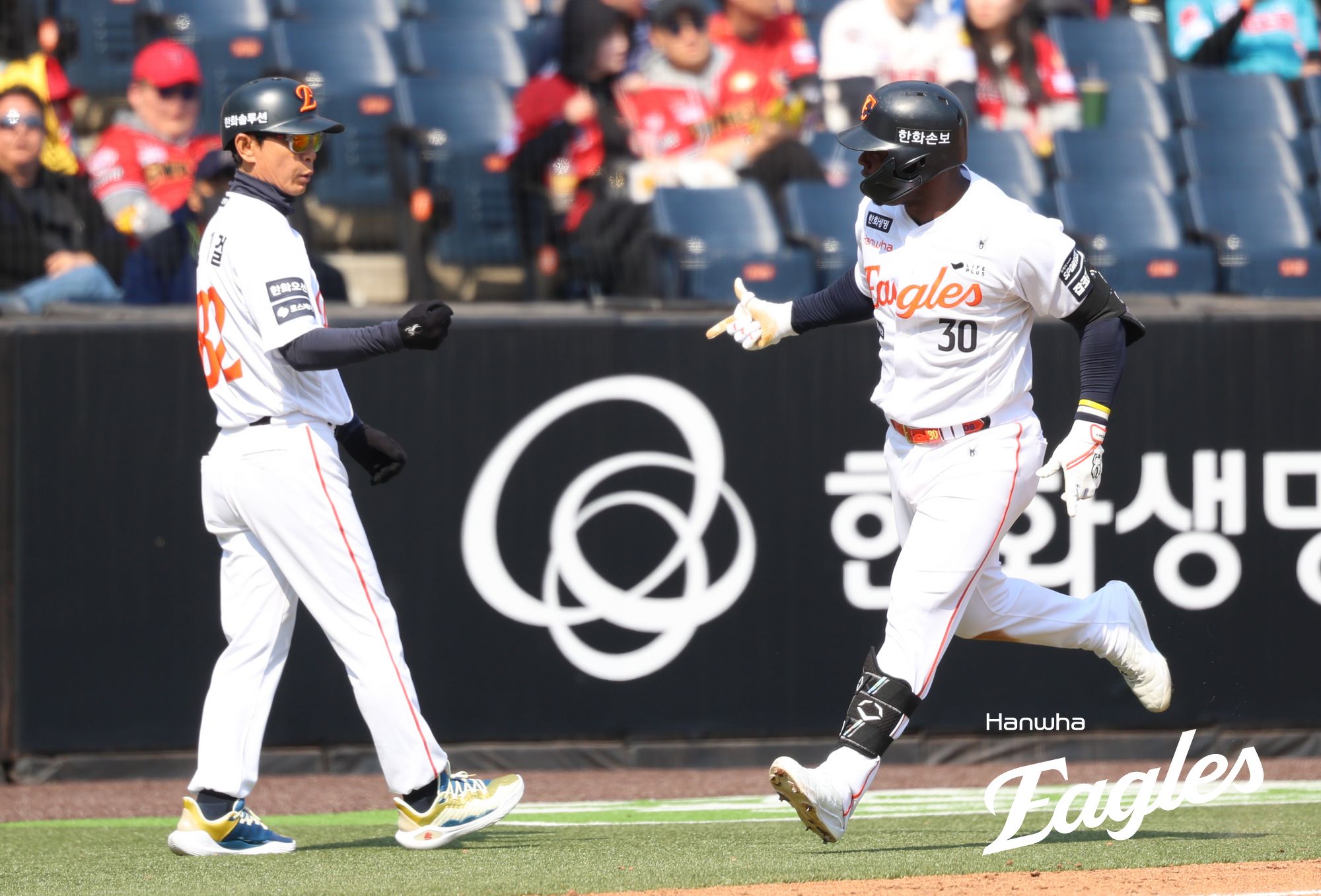 20일 오후 대전 한화생명 볼파크에서 열린 '2026 신한 SOL KBO리그 시범경기' KIA 타이거즈와 한화 이글스의 경기, 4회말 무사 1루 한화 페라자가 투런홈런을 날린 뒤 김재걸 코치와 세리머니를 하고 있다. 한화 이글스