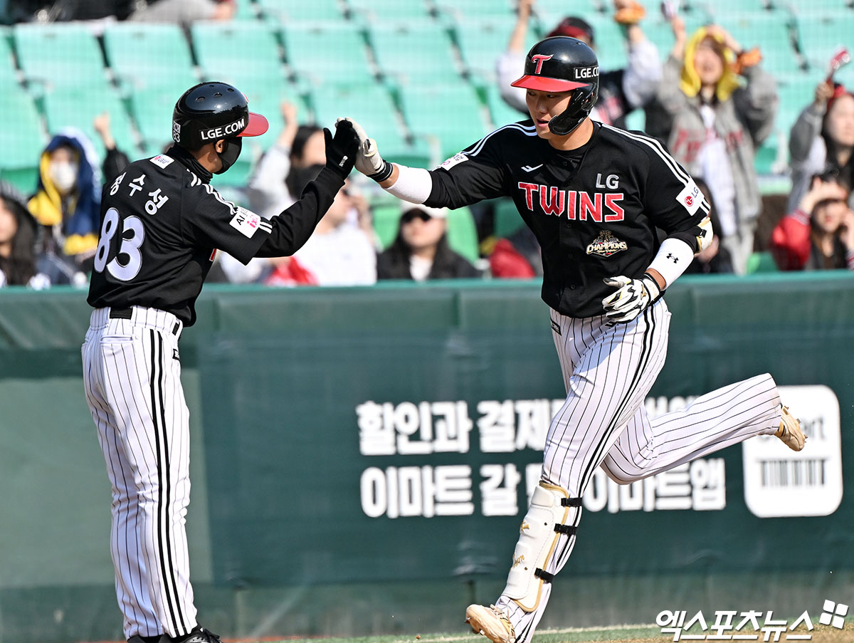 20일 오후 인천SSG랜더스필드에서 열린 '2026 신한 SOL Bank KBO리그' LG 트윈스와 SSG 랜더스의 시범경기, 8회초 무사 2루 LG 이주헌이 투런 홈런을 날리고 있다. 인천, 김한준 기자