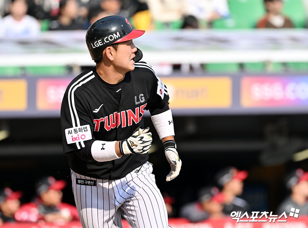  20일 오후 인천SSG랜더스필드에서 열린 '2026 신한 SOL Bank KBO리그' LG 트윈스와 SSG 랜더스의 시범경기, 8회초 무사 2루 LG 이주헌이 투런 홈런을 날리고 있다. 인천, 김한준 기자