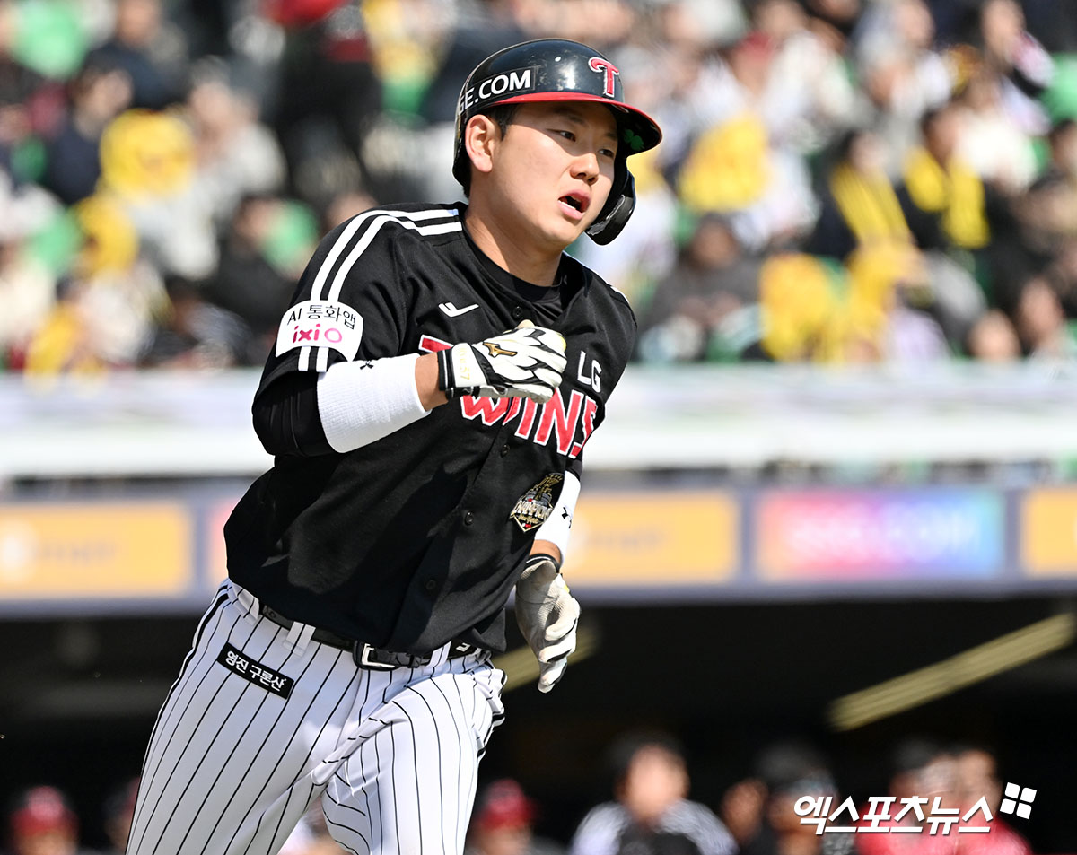 20일 오후 인천SSG랜더스필드에서 열린 '2026 신한 SOL Bank KBO리그' LG 트윈스와 SSG 랜더스의 시범경기, 5회초 무사 1,3루 LG 이주헌이 1타점 적시타를 날리고 있다. 인천, 김한준 기자