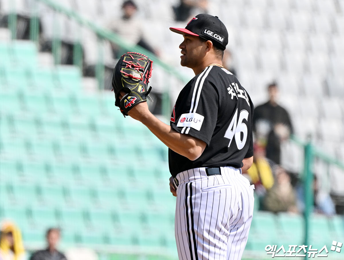 20일 오후 인천SSG랜더스필드에서 열린 '2026 신한 SOL Bank KBO리그' LG 트윈스와 SSG 랜더스의 시범경기, 4회말 1사 1루 LG 치리노스가 SSG 고명준에게 투런 홈런을 허용한 후 아쉬워하고 있다. 인천, 김한준 기자