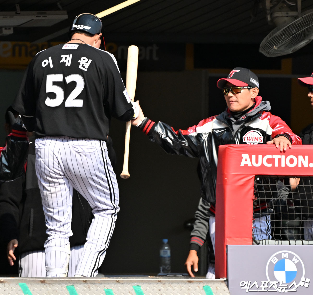 20일 오후 인천SSG랜더스필드에서 열린 '2026 신한 SOL Bank KBO리그' LG 트윈스와 SSG 랜더스의 시범경기, 6회초 LG 이재원이 솔로 홈런을 날린 후 염경엽 감독과 하이파이브를 하고 있다. 인천, 김한준 기자