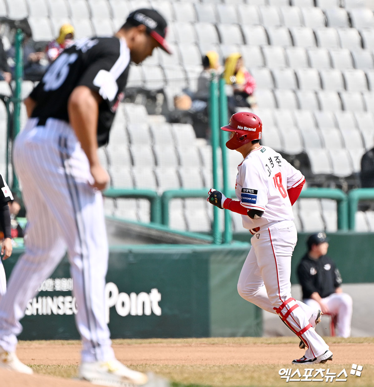 20일 오후 인천SSG랜더스필드에서 열린 '2026 신한 SOL Bank KBO리그' LG 트윈스와 SSG 랜더스의 시범경기, 4회말 1사 1루 SSG 고명준이 투런 홈런을 날린 후 그라운드를 돌고 있다. 인천, 김한준 기자