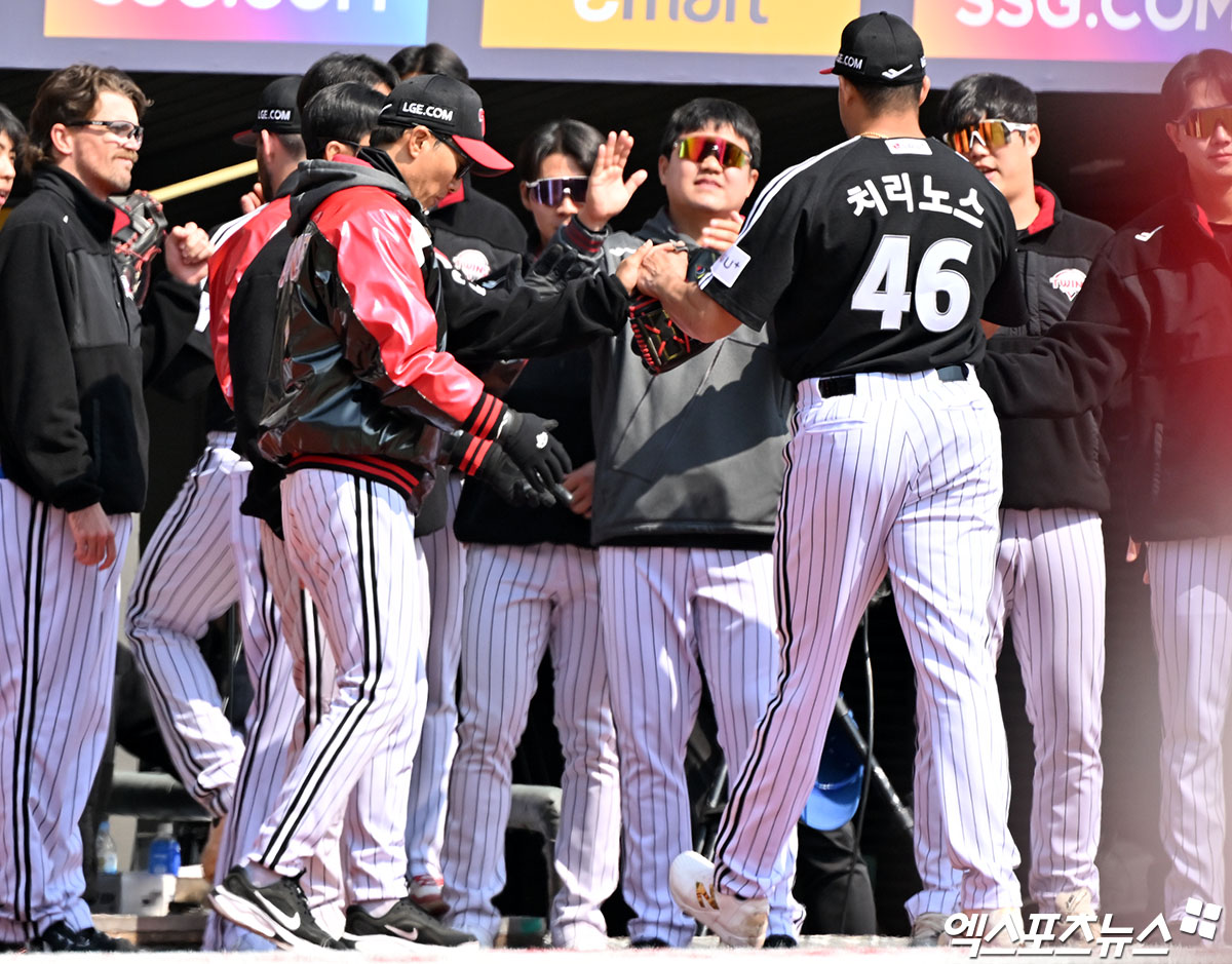 20일 오후 인천SSG랜더스필드에서 열린 '2026 신한 SOL Bank KBO리그' LG 트윈스와 SSG 랜더스의 시범경기, 3회말 수비를 마친 LG 치리노스가 더그아웃으로 향하고 있다. 인천, 김한준 기자